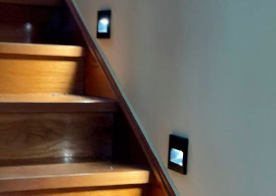 Iluminación decorativa en escaleras en Trevías (Asturias)